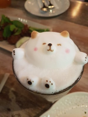 Extensional latte art with bear on top picture